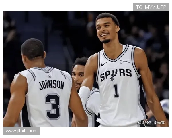 爵士队与开拓者展开激烈对决 双方球员状态与战术布局成焦点